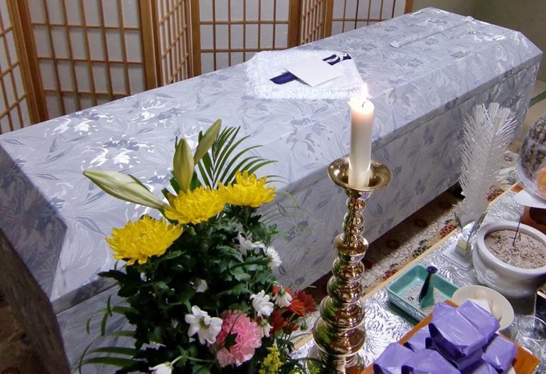 棺の傍らに置かれた祭壇の花々