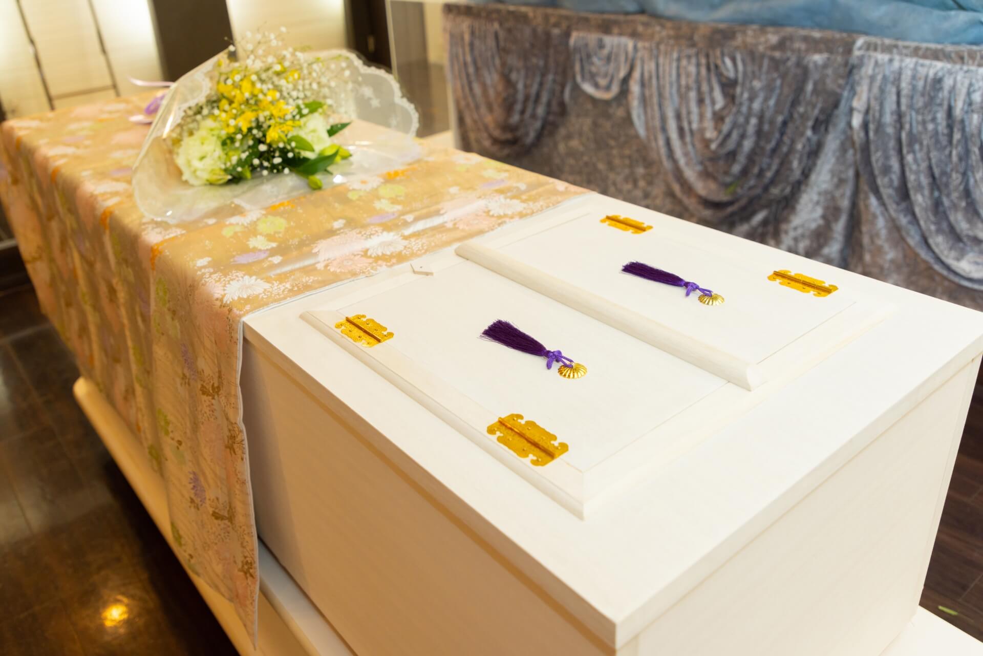 棺の上に置かれた色とりどりの花束