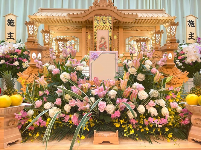 祭壇を飾る色とりどりの花々