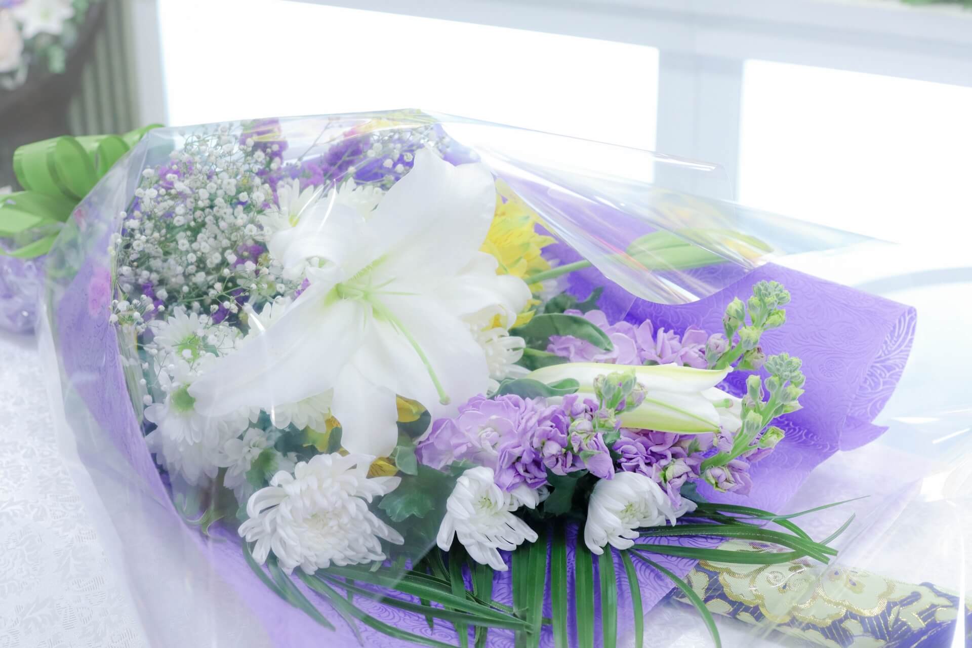 紫と白の花が美しいブーケ