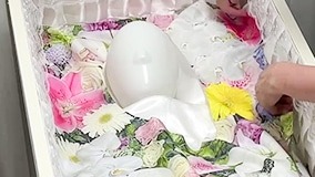 色とりどりの花に囲まれた白い仮面