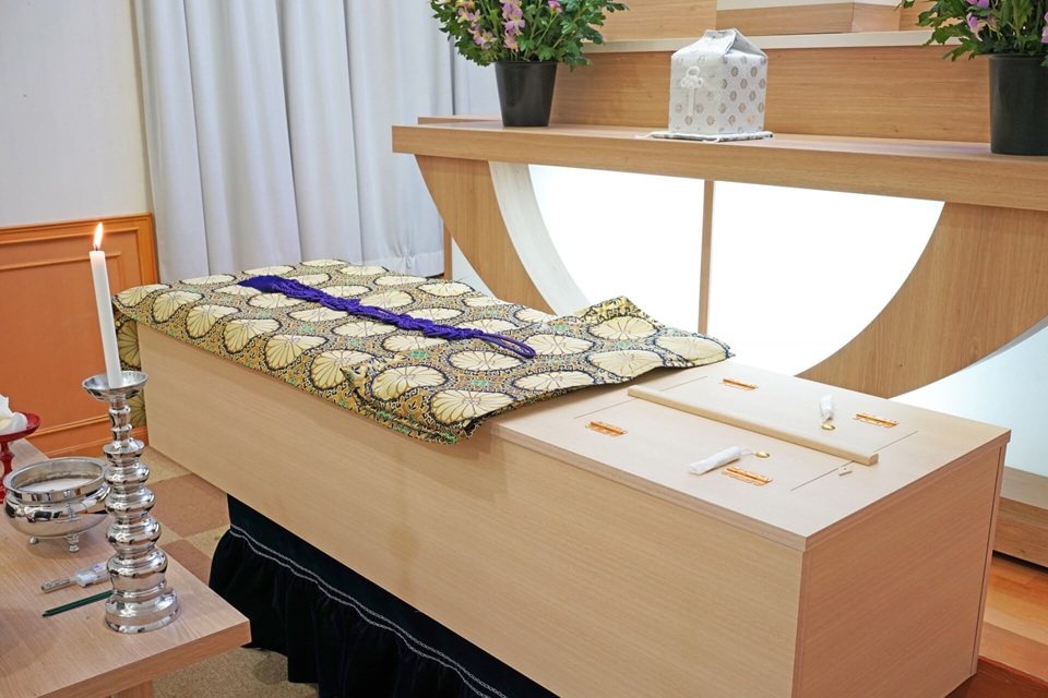 祭壇の前に置かれた木製の棺桶